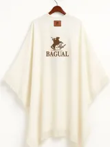 Ruana color crudo con flecos en el borde inferior y estampado central con logo de la marca.