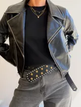 Campera tipo biker de ecocuero color chocolate con detalles de costuras en contraste color beige claro. Presenta cierre frontal metálico, bolsillos laterales con cierre y puños con cierre y botón a presión.