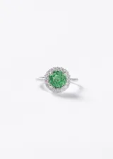 Anillo de plata 925 con piedra central zirconia verde de corte facetado en forma de rosetón, rodeada por un halo de pequeñas zirconias blancas y banda con incrustaciones.