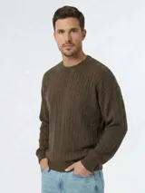 Sweater de punto con diseño de trenzas verticales, cuello redondo y puños y cintura acanalados.