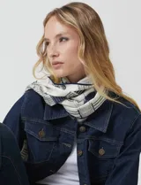 Pashmina de seda y cashmere estampada en blanco y azul marino, con diseño de texto y rayas.