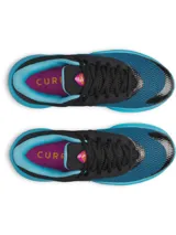 Championes de básquetbol Under Armour Curry Splash 26, con diseño en tonos azul y negro. Presentan una parte superior de tejido transpirable con refuerzos de TPU, cuello acolchado para mayor soporte y amortiguación reactiva UA HOVR. Incluyen el logo de Curry en color naranja en el lateral y suela de goma resistente con patrón de tracción para diversas superficies.