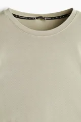 Remera deportiva de manga larga con tecnología DryMove, diseñada para absorber el sudor y mantener la frescura durante el ejercicio. Presenta un diseño de cuello redondo y acabado con efecto lavado.