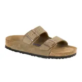 Sandalia Birkenstock modelo Arizona con dos correas ajustables de gamuza color taupe, hebillas metálicas y plantilla anatómica de corcho con suela de goma.