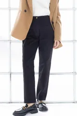 Pantalón negro de vestir, de corte recto, con bolsillos laterales y traseros. Se ajusta a la cintura con botón y cierre.