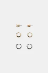 Pack de tres pares de pendientes que incluye un par de broqueles dorados, un par de aros dorados lisos y un par de aros plateados con aplicación de brillos.