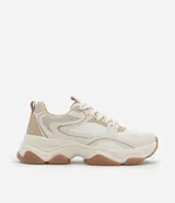 Championes estilo chunky de la marca Satinato, con diseño de paneles en tonos beige y blanco, cordones al tono y suela de plataforma con relieve en color caramelo.
