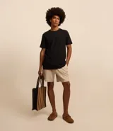 Bermuda masculina de corte recto con cintura elástica y cordón de ajuste. Cuenta con bolsillos laterales y está confeccionada en una mezcla de viscosa y cáñamo.