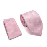 Conjunto de corbata y pañuelo de bolsillo en color rosado con estampado de hojas en tono plateado.