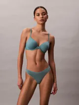 Colaless Calvin Klein Ideal Cotton color verde agua, confeccionada en mezcla de algodón elástico extra suave. Presenta cintura fina y flexible con logo de la marca en el lateral.