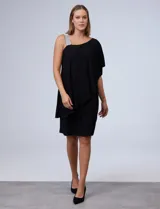 Vestido corto negro de RM Richards, con un hombro descubierto y una manga corta con volado. Presenta un aplique de lentejuelas plateadas en el tirante.