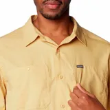 Camisa de manga larga Columbia modelo Silver Ridge, color amarillo, con cuello clásico, cierre frontal de botones, dos bolsillos en el pecho y sistema de ventilación en la espalda.