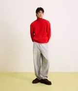 Pantalón de jean corte baggy, de tiro alto y pierna ancha, con diseño de cinco bolsillos, trabillas para cinturón y cierre frontal con botón y cremallera.
