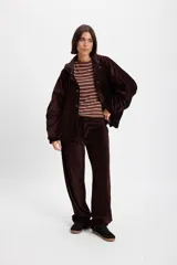 Pantalon de tiro bajo con diseño híbrido que combina elementos formales y deportivos. Presenta cintura y bajos ajustables, con elástico en la parte trasera de la pretina interna.