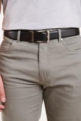 Cinturón negro de cuero con hebilla metálica plateada.