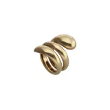 Anillo en forma de espiral, con diseño orgánico y acabado brillante.