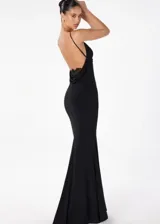 Vestido largo de fiesta color negro, ajustado al cuerpo, con espalda descubierta y detalle de encaje en la parte inferior de la espalda.