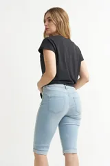 Pantalón capri de denim celeste, de corte recto y tiro medio.