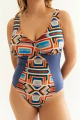 Malla entera azul con estampado geométrico multicolor, reforzada en abdomen para efecto reductor, escote en V con gran cobertura de busto y espalda alta.