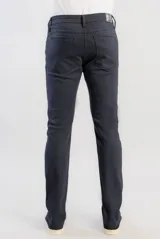Pantalón de corte slim en color azul marino, confeccionado en tejido de punto con textura suave y estructurada. Presenta diseño de cinco bolsillos, cierre frontal con botón y cremallera, y costuras reforzadas.