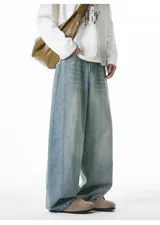 Pantalón de jean azul claro lavado, de corte muy amplio y holgado (baggy fit), con cintura elástica y bolsillos delanteros y traseros.