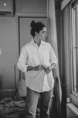 Camisa blanca de mangas largas con cuello clásico y cierre con botones.