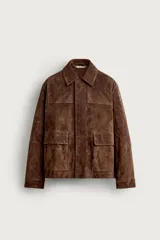 Parka de piel marrón tipo gamuza con cuello solapa, manga larga con puños de botones a presión y múltiples bolsillos de plastrón con solapa en el pecho y la cadera. Cierre frontal de cremallera oculta con solapa.