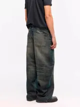 Jean de corte wide leg y tiro medio, confeccionado en denim pesado de algodón con lavado envejecido y efecto vintage.