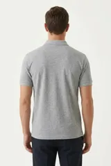 Remera polo de manga corta color negro, confeccionada en 100% algodón, con cuello clásico y cierre frontal de tres botones.