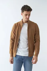 Campera negra de algodón con cierre completo, cuello alto, bolsillos laterales, puños y logo bordado en el pecho.
