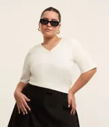 Remera básica de algodón color blanco, con escote en V y mangas cortas.