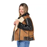 Campera estilo aviador con cuerpo de gamuza sintética color marrón y mangas de cuero sintético negro. Presenta cuello con solapas de piel sintética, interior forrado en corderito y cierre frontal con cremallera.