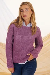 Sweater de punto calado color lila, de mangas largas y cuello redondo.