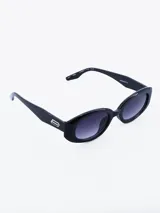 Lentes de sol negros con forma ovalada y lentes con filtro degradado.