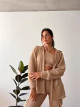 Camisa de tejido tipo waffle color arena, con diseño abierto, mangas largas y corte holgado.