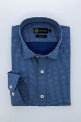 Camisa de manga larga azul con estampado de lunares blancos, corte slim fit y cuello clásico.