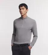 Suéter gris de viscosa texturizada, corte comfort, con cuello alto y cierre de cremallera.