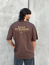 Remera marrón de corte oversize con estampado pequeño en el pecho.