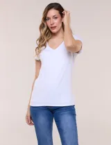 Remera básica de manga corta y color negro, con escote en V pronunciado y corte clásico.