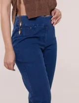 Jegging capri de denim blanco de la marca Ruby Rd, con pretina ancha elastizada, bolsillos delanteros simulados y bolsillos traseros aplicados.