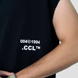 Musculosa de corte oversize color negro, confeccionada en algodón premium. Presenta un diseño minimalista con estampado tipográfico en blanco en la parte inferior frontal.