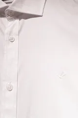 Camisa de manga larga Brooksfield con tejido dobby texturizado, corte slim fit y cuello italiano. Presenta cartera abotonada y logo bordado en el pecho.