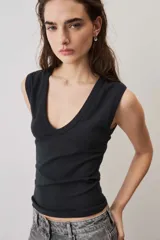 Musculosa negra de algodón con escote en V pronunciado.