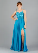 Vestido largo de fiesta color turquesa, con cuerpo tipo corset estructurado con detalles de encaje y lentejuelas, tirantes finos y falda fluida con tajo lateral profundo.