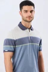 Remera polo de manga corta con diseño de franjas horizontales en tonos azul, beige, marrón y celeste. Cuenta con cuello camisero, cierre frontal de dos botones y pequeño logo bordado en el pecho.