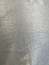 Pantalón plateado de corte recto, con bolsillos laterales y cintura alta.