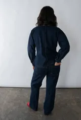 Jean de corte recto y tiro medio-bajo color azul marino oscuro. Elaborado con algodón reciclado y tecnología ACQUASAVE®.