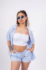 Short celeste a rayas verticales blancas, de lino con lycra y cintura elastizada.