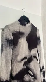 Minivestido ajustado con cuello alto y mangas largas acampanadas, con estampado abstracto en blanco y negro.