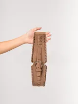 Faja elastizada agamuzada color negro, con apliques de tachas plateadas y hebillas metálicas plateadas.